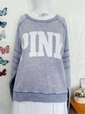 Casual cozy girly oversized baggy white graphic blue sweatshirt